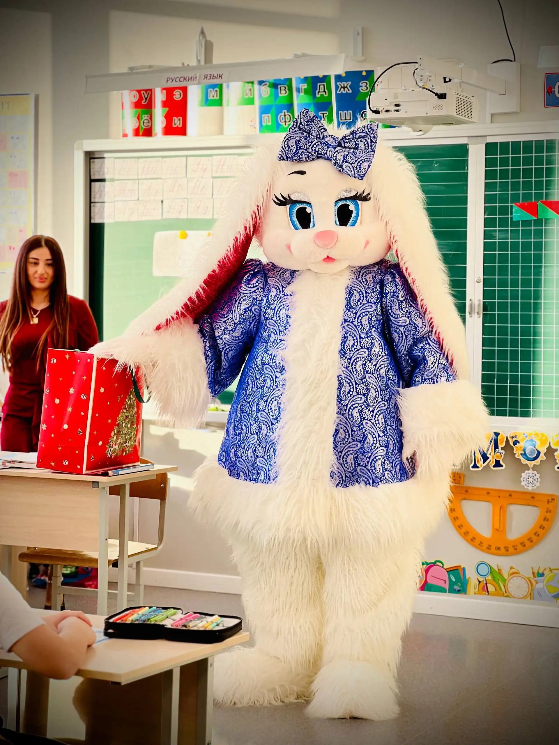 Аренда ростовых медведей и зайчиков для мероприятий