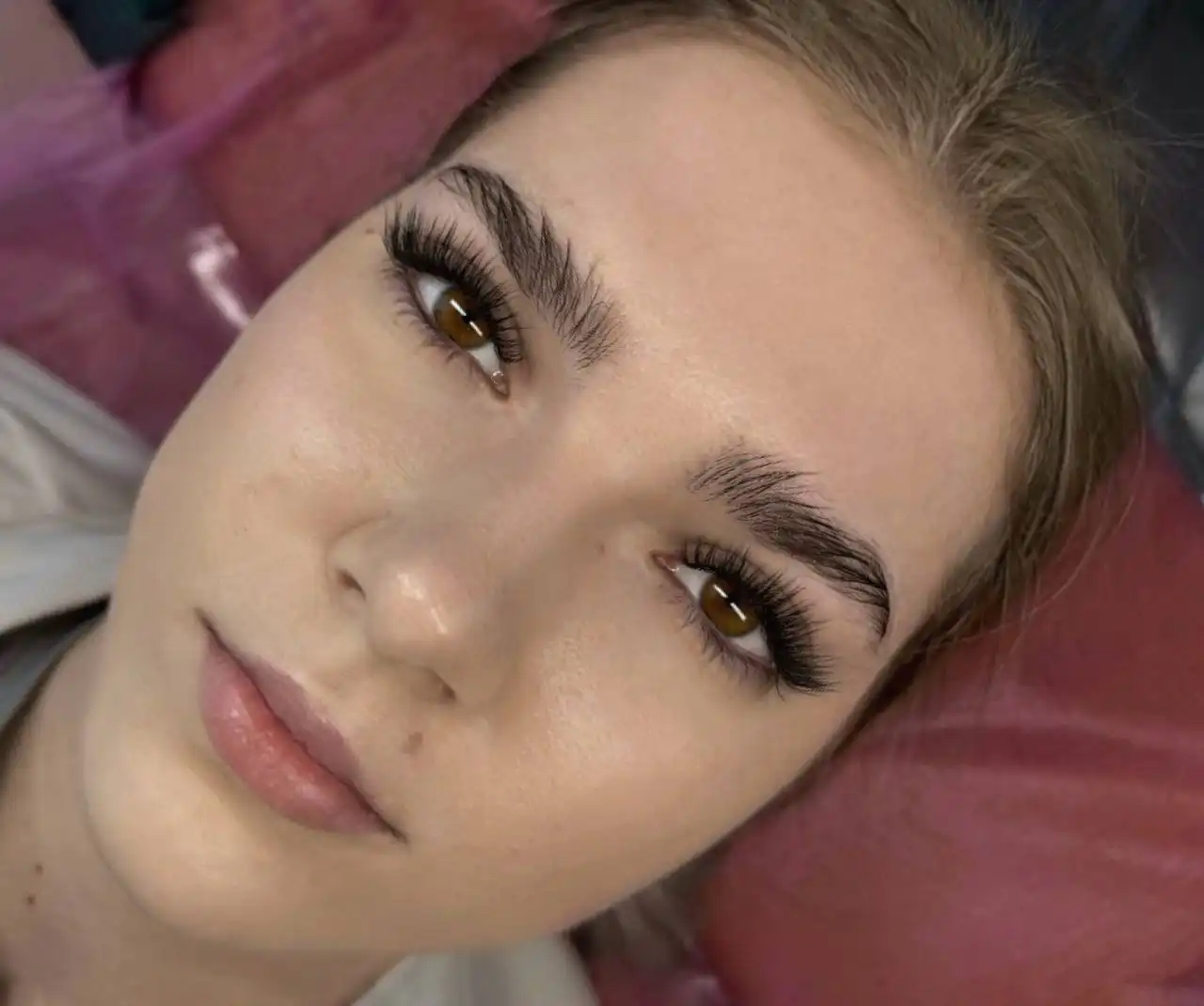 Услуги наращивания ресниц и косметологии
