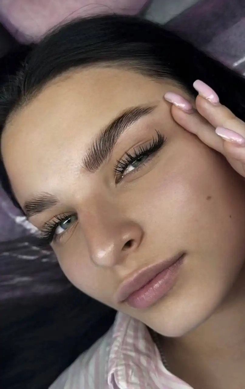 Услуги наращивания ресниц и косметологии