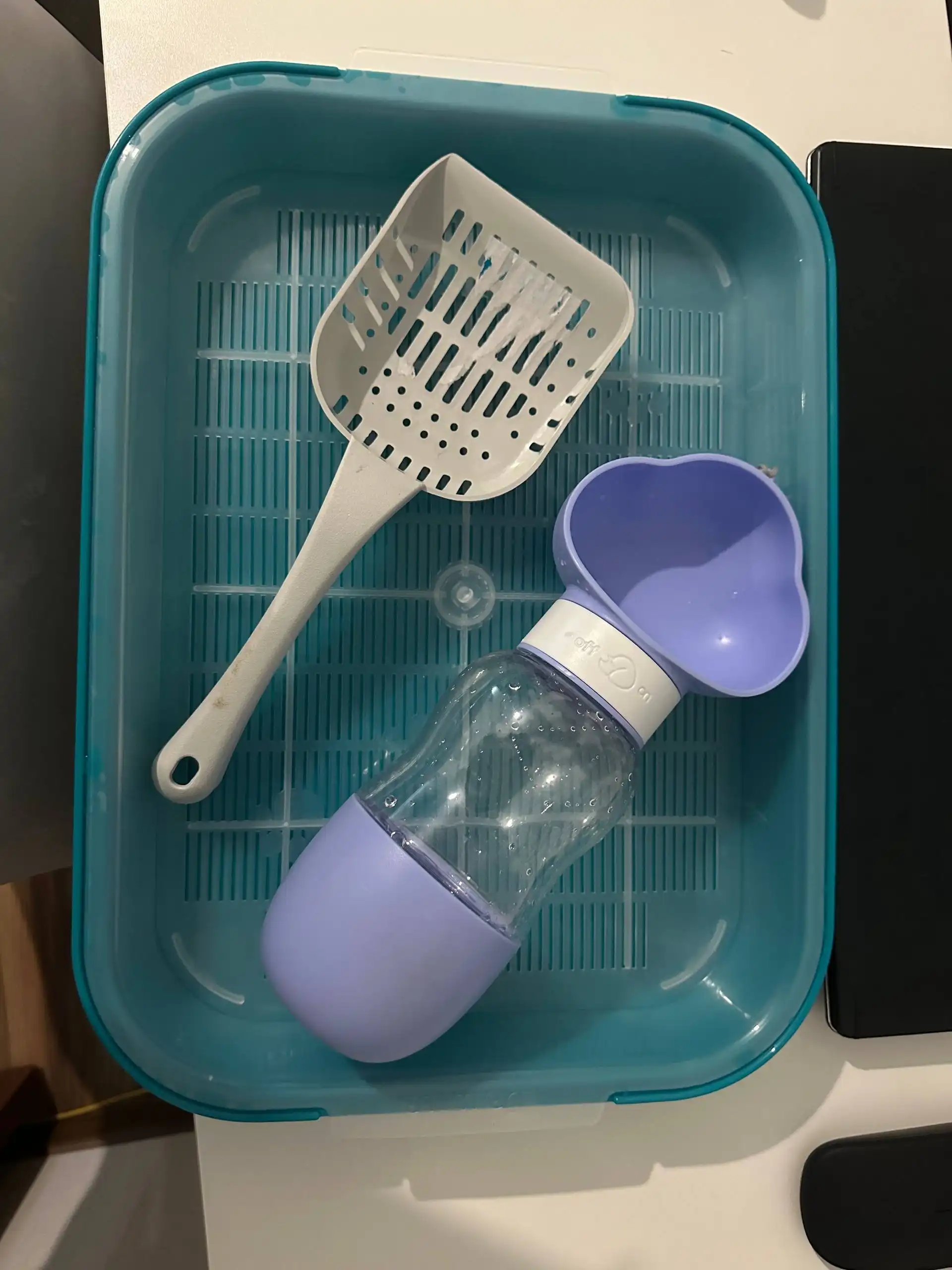 Отдам бесплатно лоток для кошки и дорожную поилку с кормушкой - Товары для животных (Животные) в Балашиха