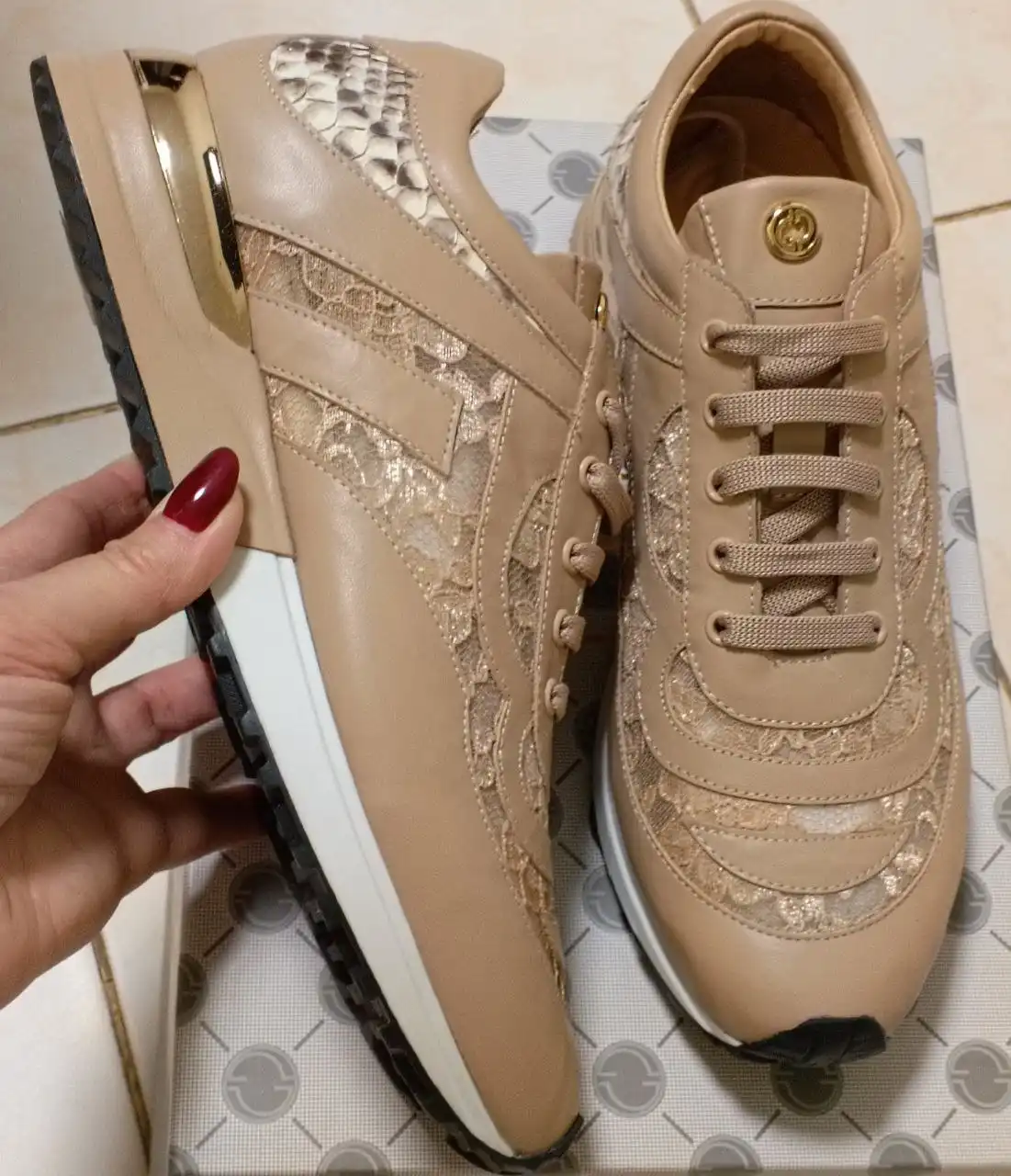 Женские кожаные кроссовки новые в коробках - Обувь (Одежда) в Балашиха