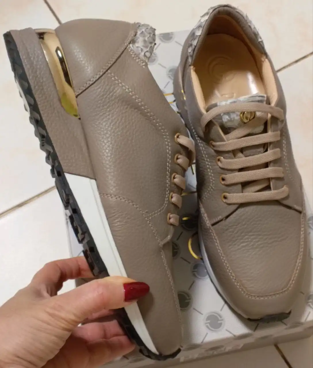 Женские кожаные кроссовки новые в коробках - Обувь (Одежда) в Балашиха