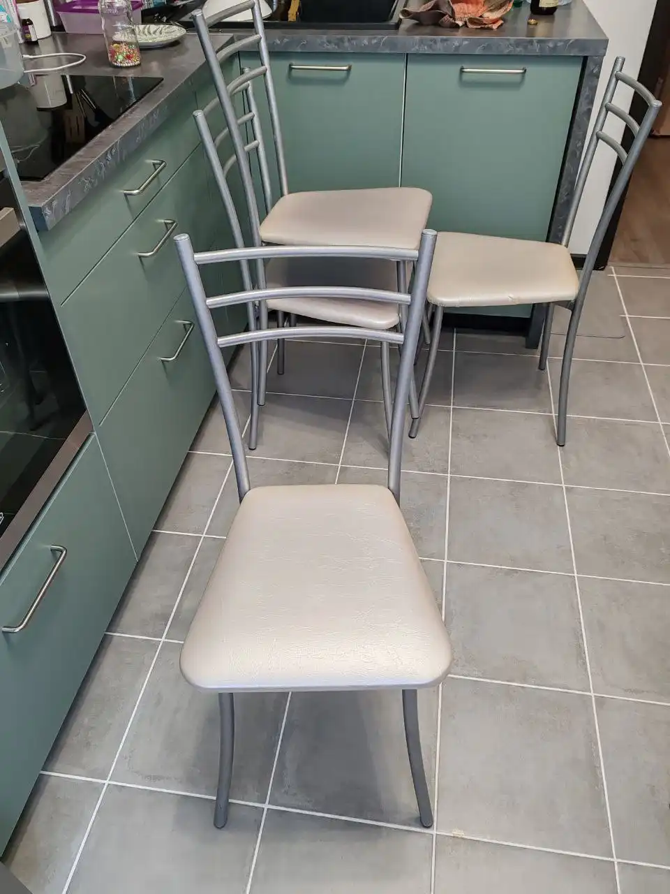 Продажа 4 стульев с повреждениями - Барахолка в Балашиха