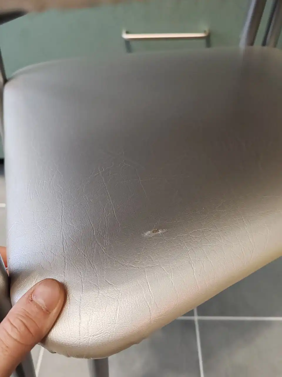 Продажа 4 стульев с повреждениями - Барахолка в Балашиха