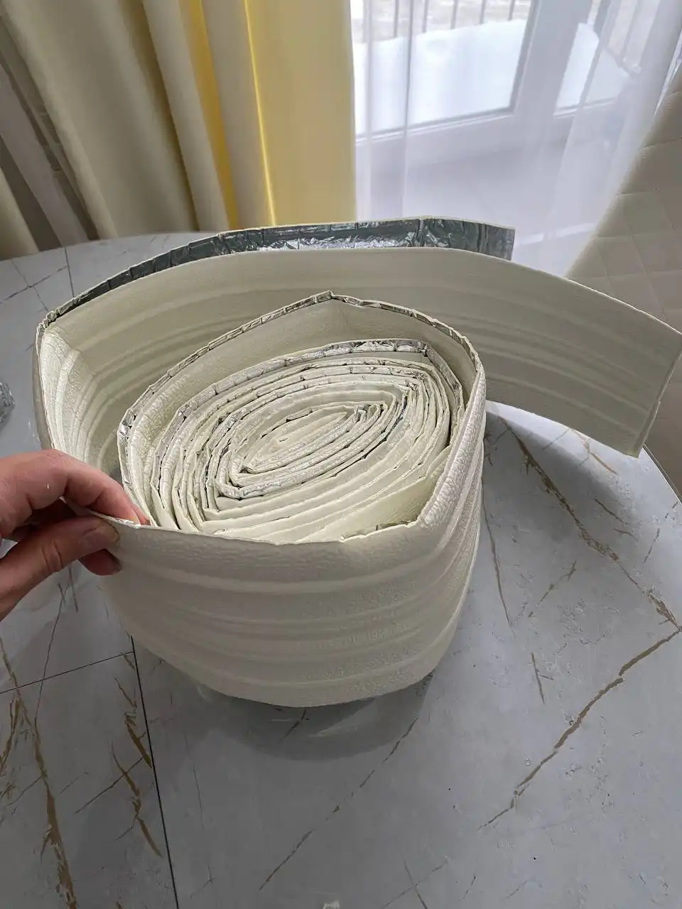 Самоклеющийся плинтус 9 метров - Строительные материалы (Барахолка) в Балашиха