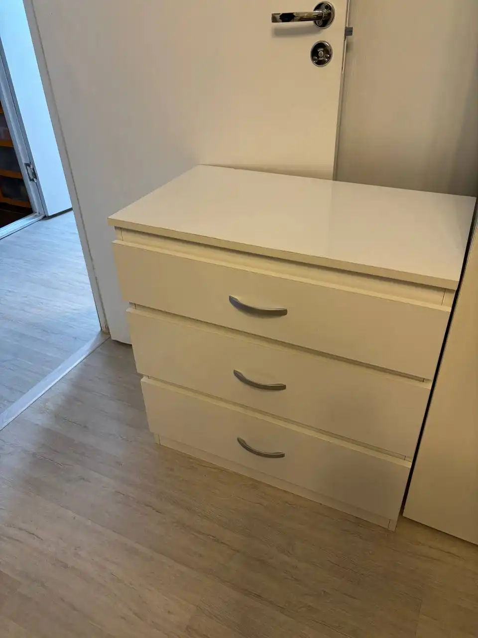 Полка навесная угловая и комод - Барахолка в Балашиха