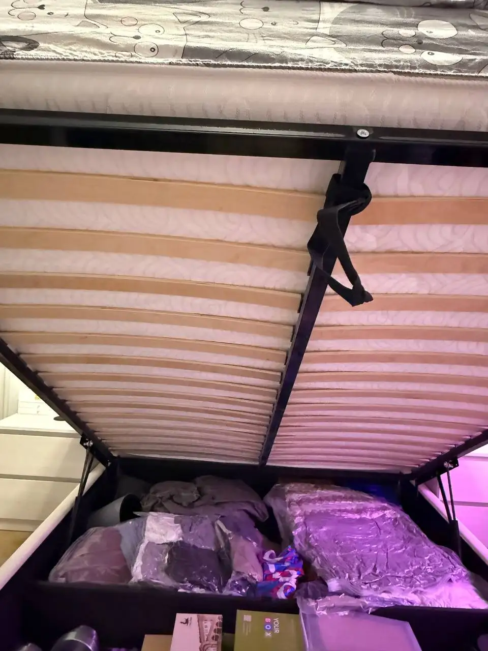 Продаётся двуспальная кровать с подъёмным механизмом - Мебель (Для дома и дачи) в Балашиха