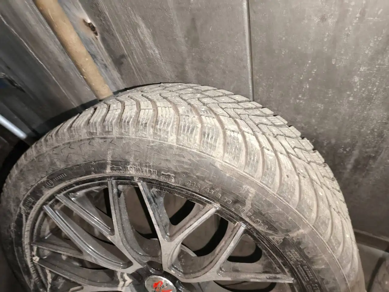 Резина Континенталь Айс Контакт 3 235/45/18 - Шины и диски (Авто) в Балашиха