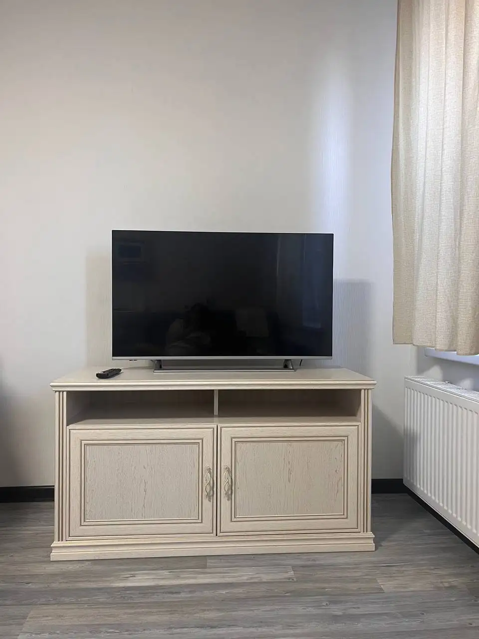 Тумба под телевизор и стол кухонный раскладной - Мебель (Для дома и дачи) в Балашиха