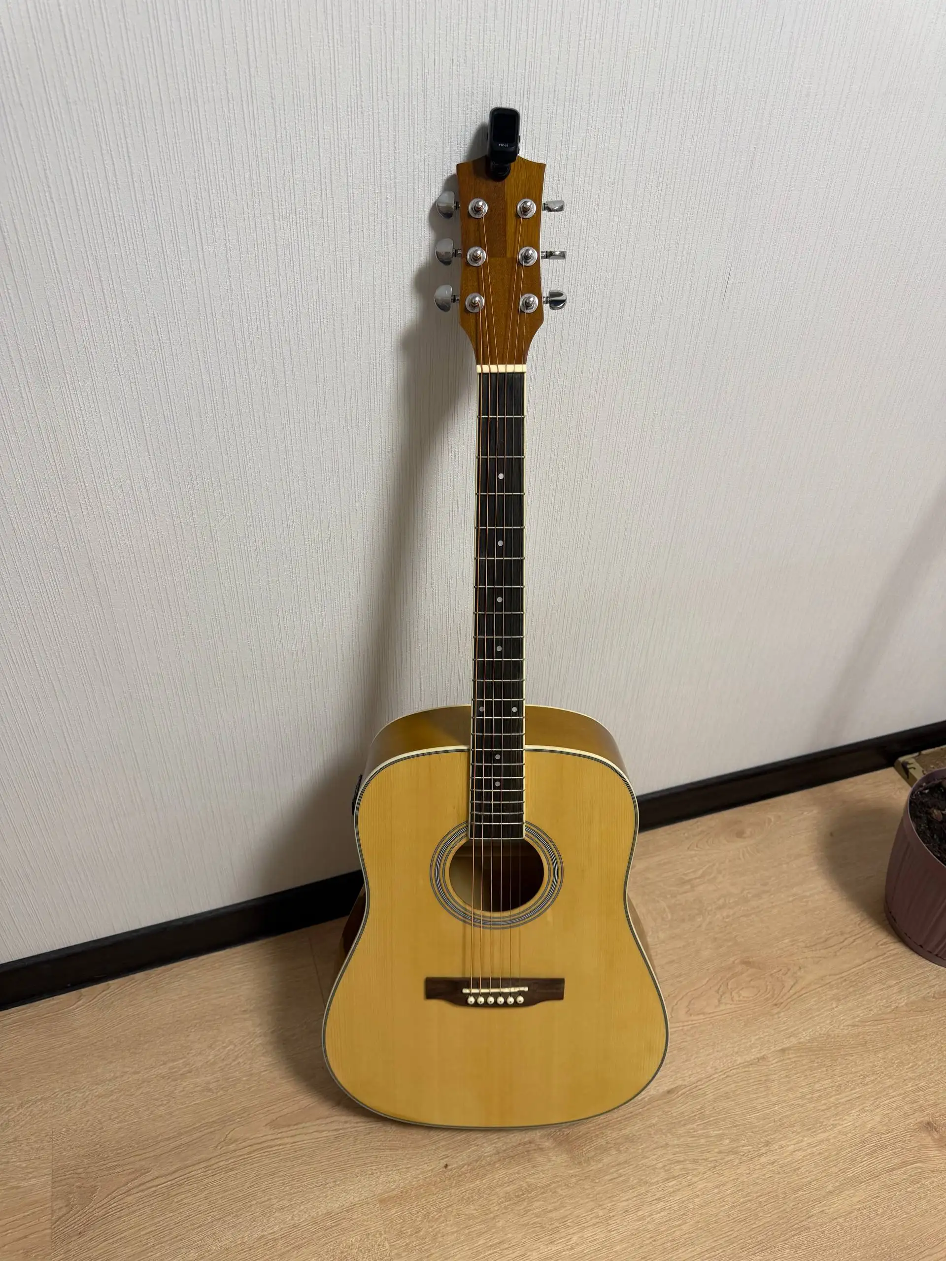 Продам гитару с чехлом и тюнером - Музыкальные инструменты (Хобби и отдых) в Балашиха