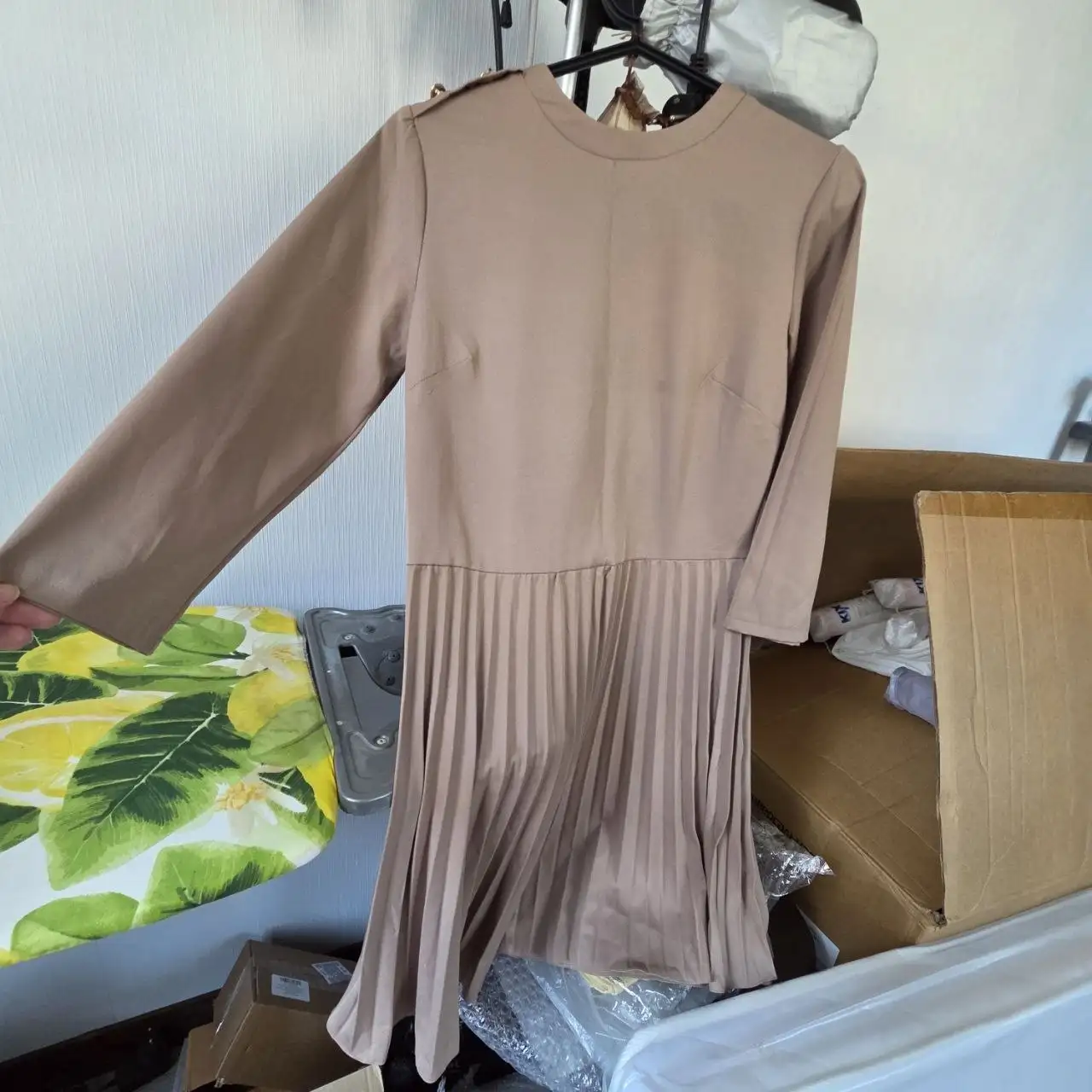 Продажа различных товаров (пряжа, сумочка, колонка, магнитики, платье, колготки, тапочки, атлас, юбка-шорты, калькулятор) - Барахолка в Балашиха