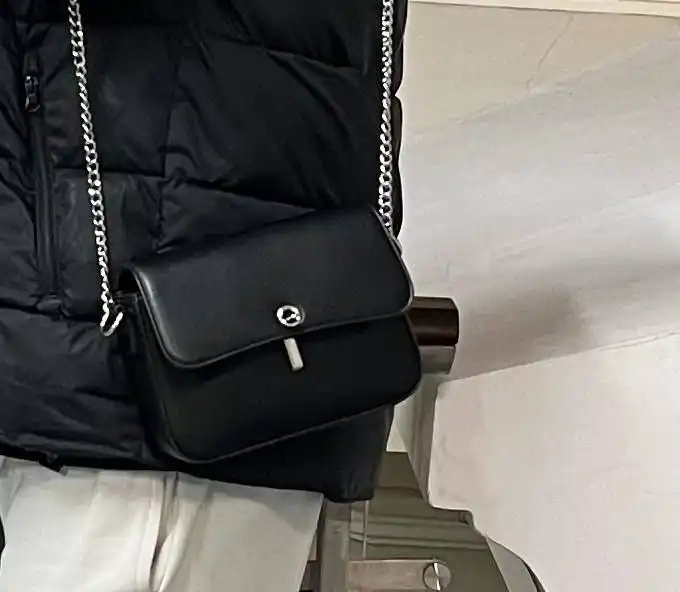 Потерянная сумка на перроне станции Седанка