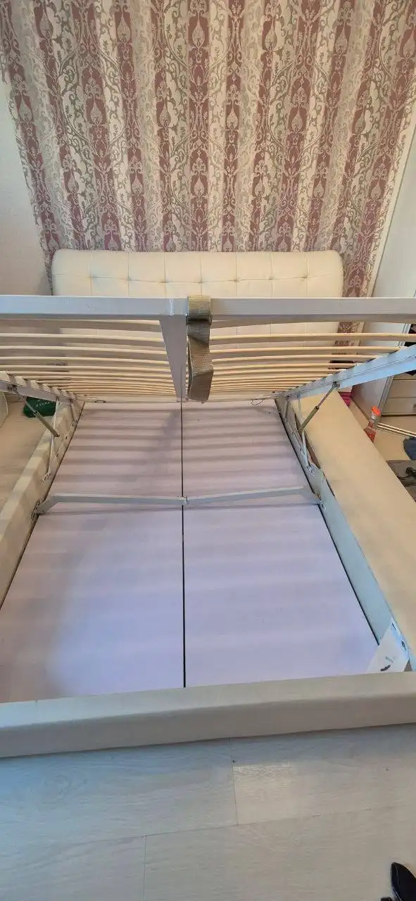 Продам двухспальную кровать с матрасом