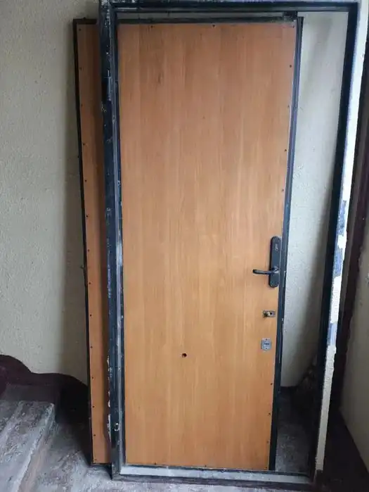 Железная входная дверь б/у