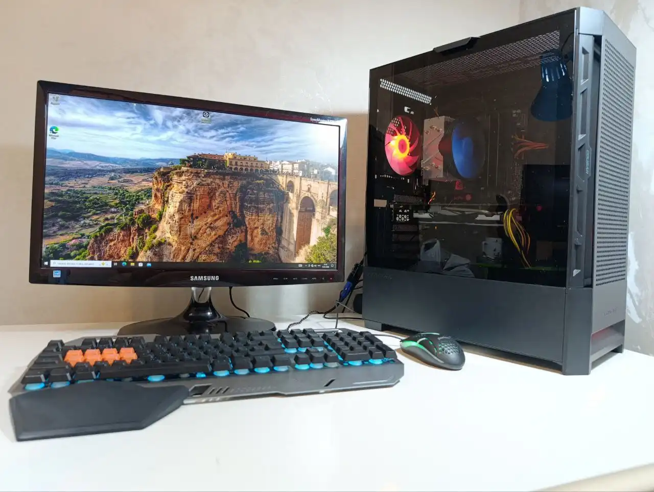 Персональный компьютер с монитором, клавиатурой и мышью - Электроника в Владивосток