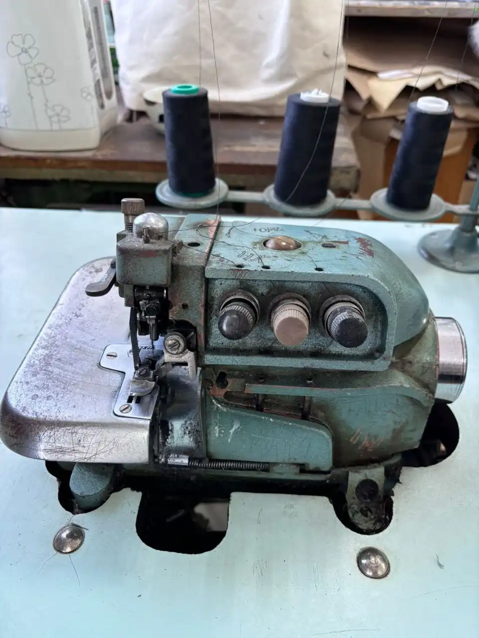 Промышленный трехниточный оверлог 220В со столом - Барахолка в Артем