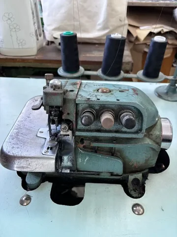 Промышленный трехниточный оверлог 220В со столом - частное объявление в Артем