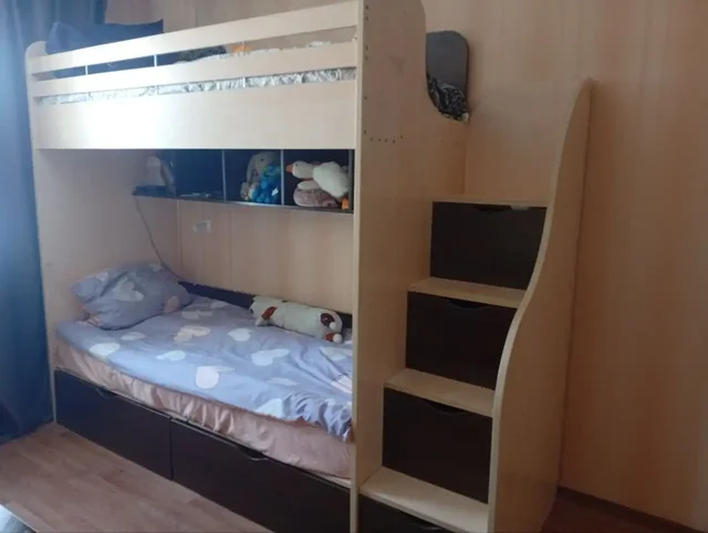 Продажа двухъярусной кровати с матрасами и стола - Шторы в Владивосток
