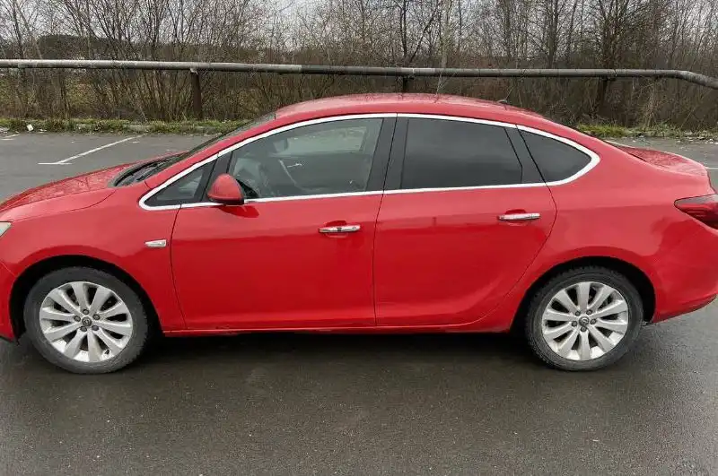 Opel Astra J 2013 года