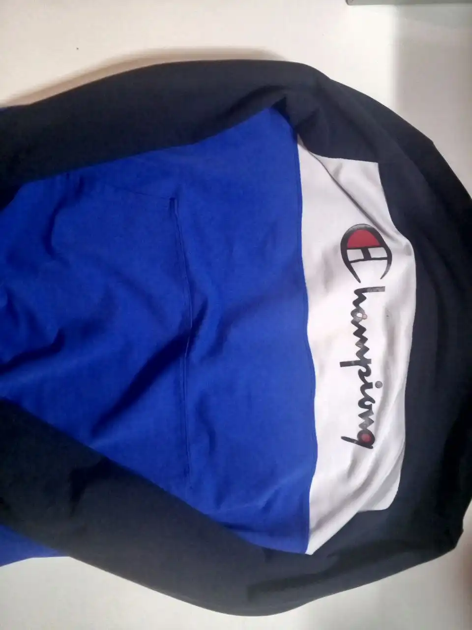 Продам кофту Champion с дефектом рукава