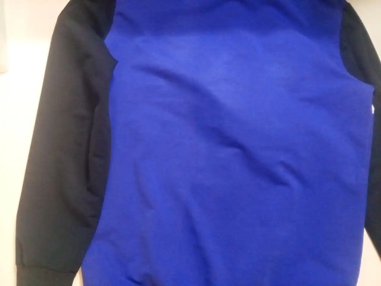 Продам кофту Champion с дефектом рукава