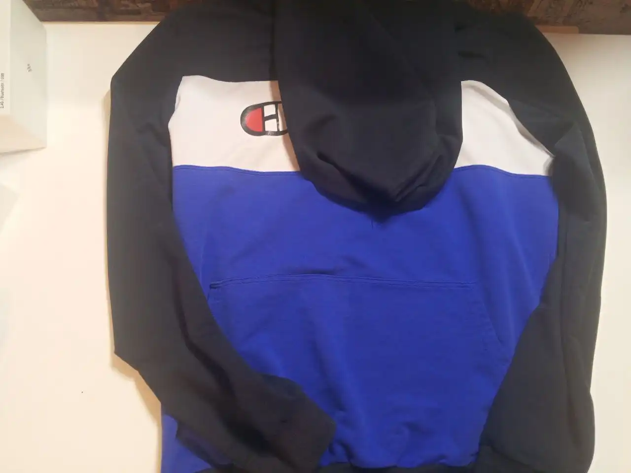 Продам кофту Champion с дефектом рукава