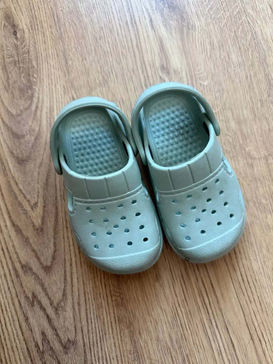 Товары размером 23,24 по 300 рублей