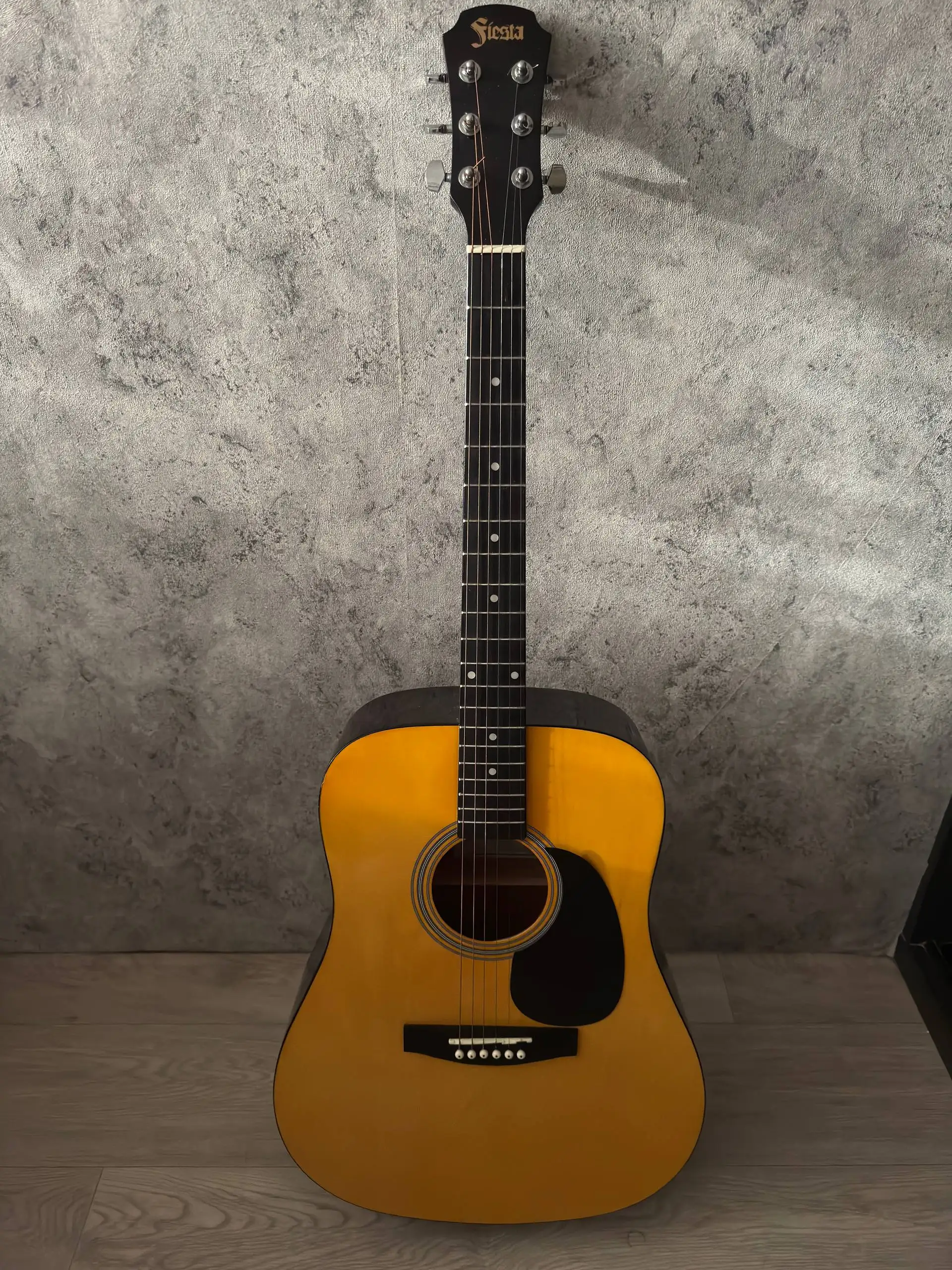 Продам акустическую гитару с аксессуарами - Музыкальные инструменты (Хобби и отдых) в Барнаул