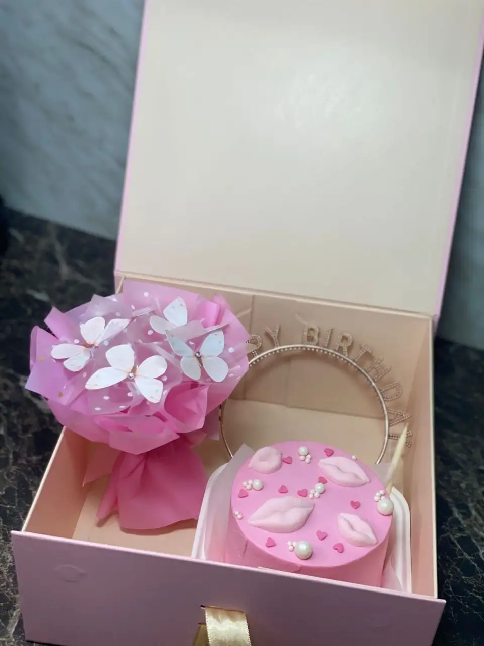 Декоративные букеты из бабочек и наборы с десертами к 8 марта - Барахолка в Барнаул