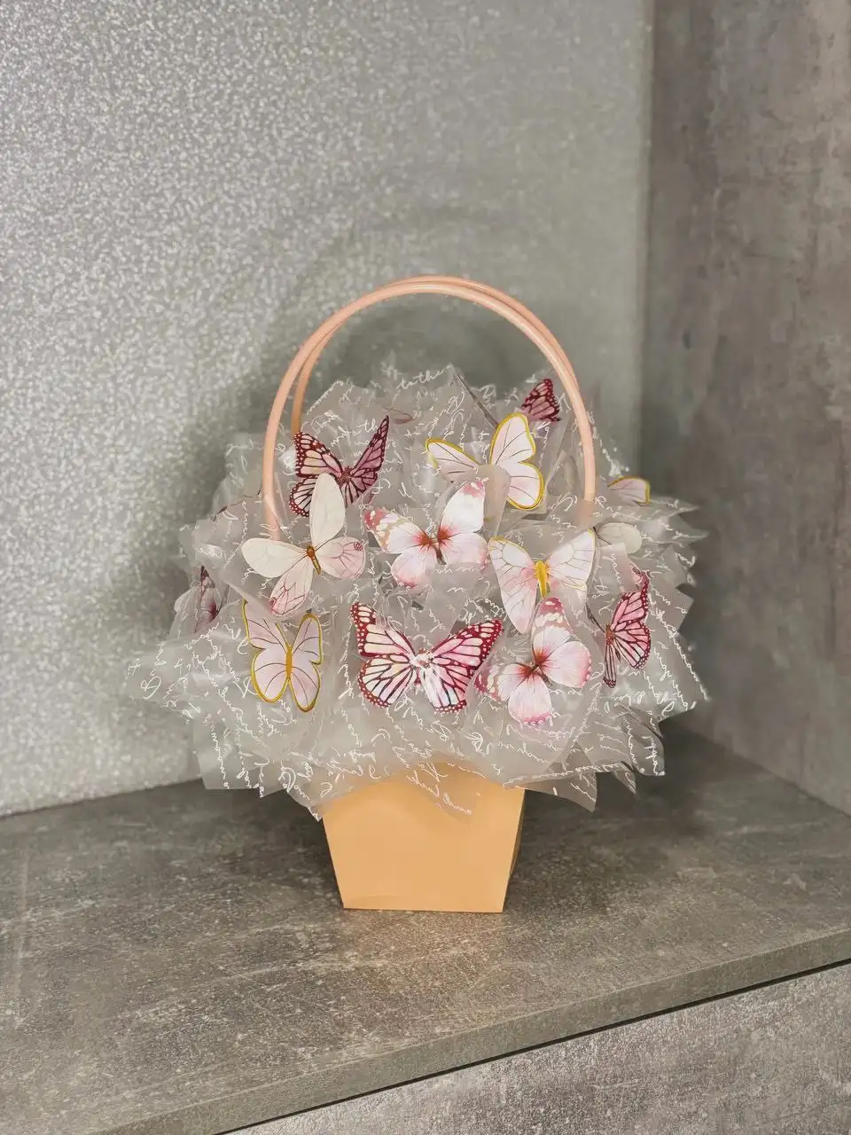 Декоративные букеты из бабочек и наборы с десертами к 8 марта - Барахолка в Барнаул