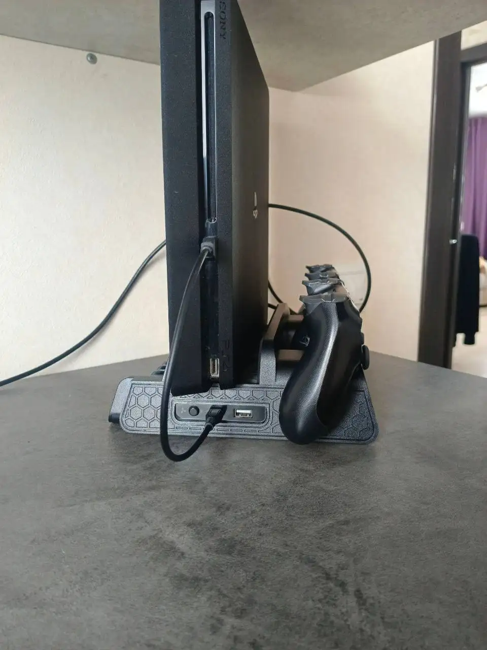 Продам PlayStation 4 Slim 1TB с аксессуарами - Игровые приставки (Электроника) в Барнаул