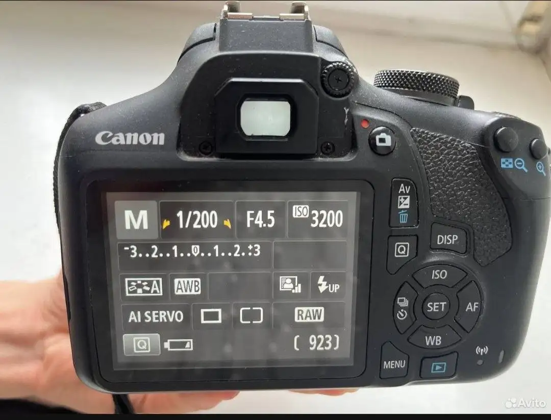Продажа зеркальной камеры Canon 2000D - Фототехника (Электроника) в Барнаул