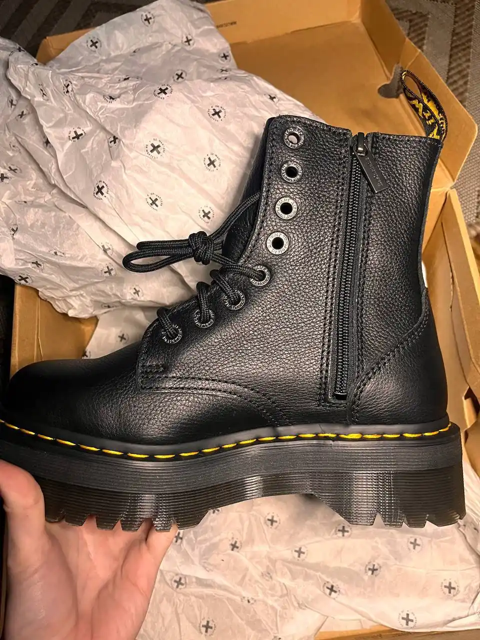 Продам новые ботинки Dr. Martens 39 размера