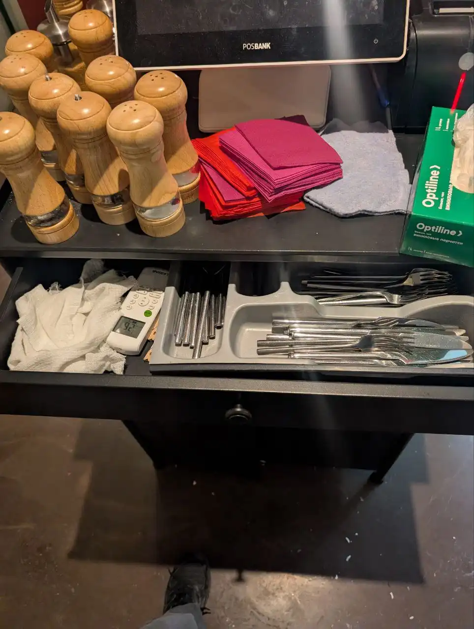 Алюминиевый стеллаж с магнитными дверцами