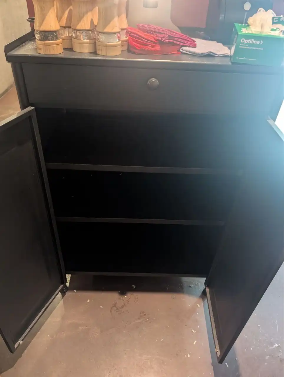 Алюминиевый стеллаж с магнитными дверцами