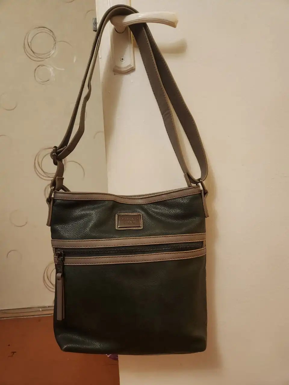 Продажа одежды и аксессуаров: шуба, дубленка, брюки, сумки