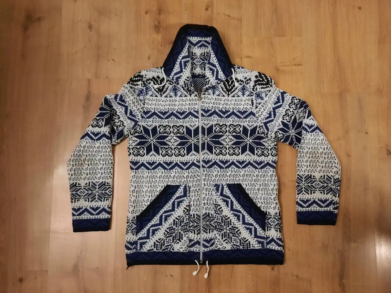 Новогодний свитер бело-синий со снежинками