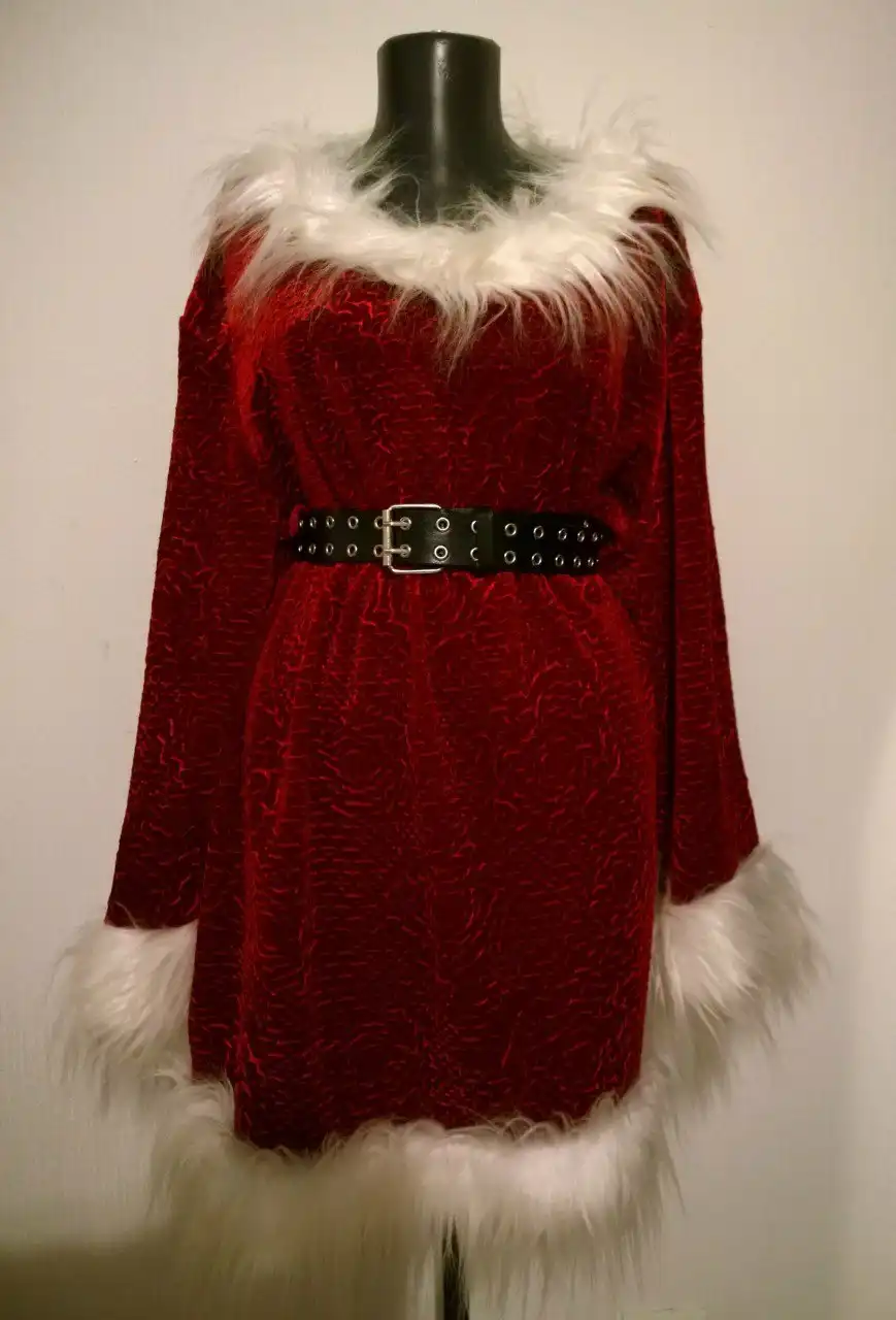 Новогоднее бархатное платье с меховой оторочкой