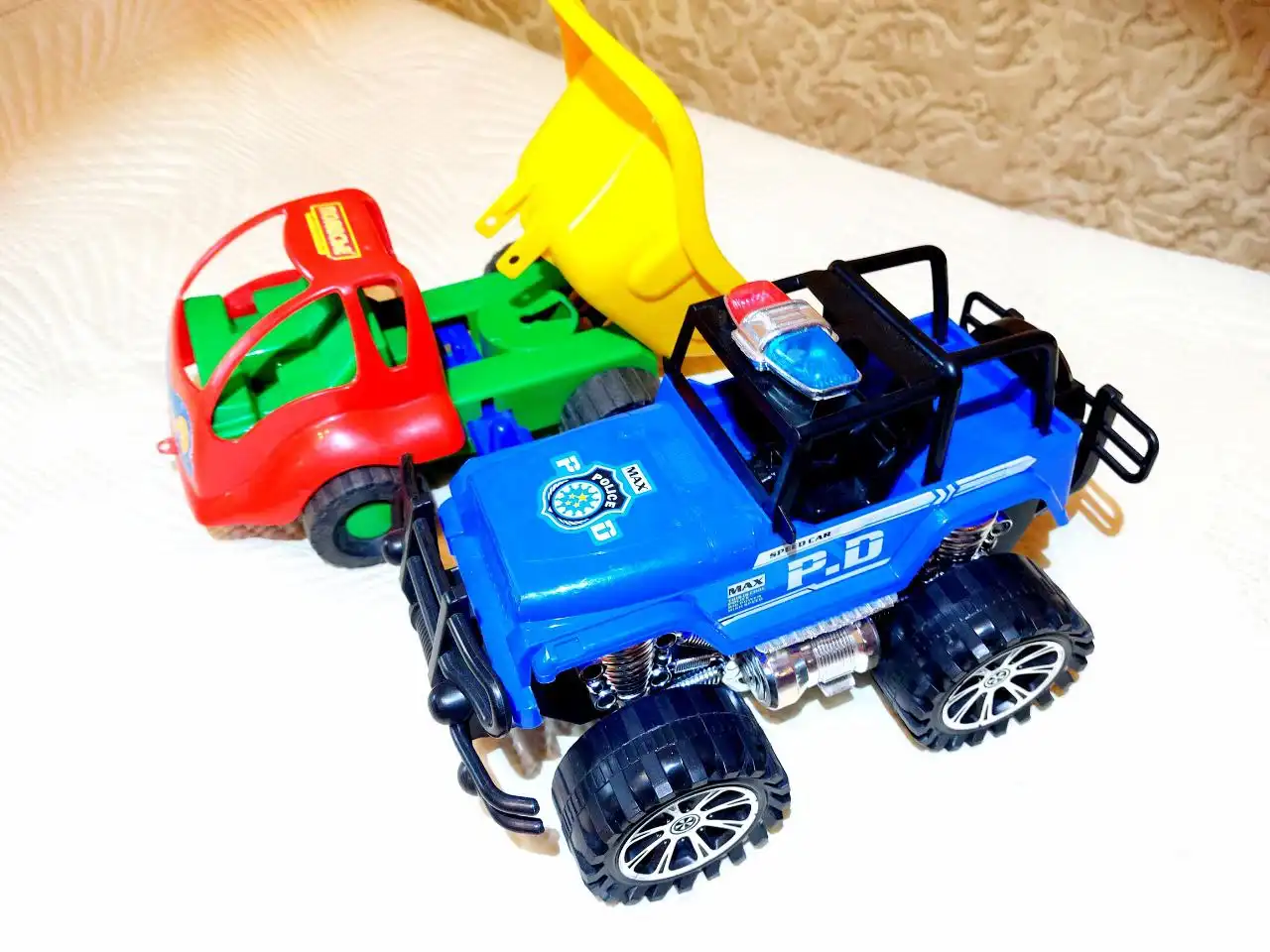 Пакет игрушечных машинок для мальчика