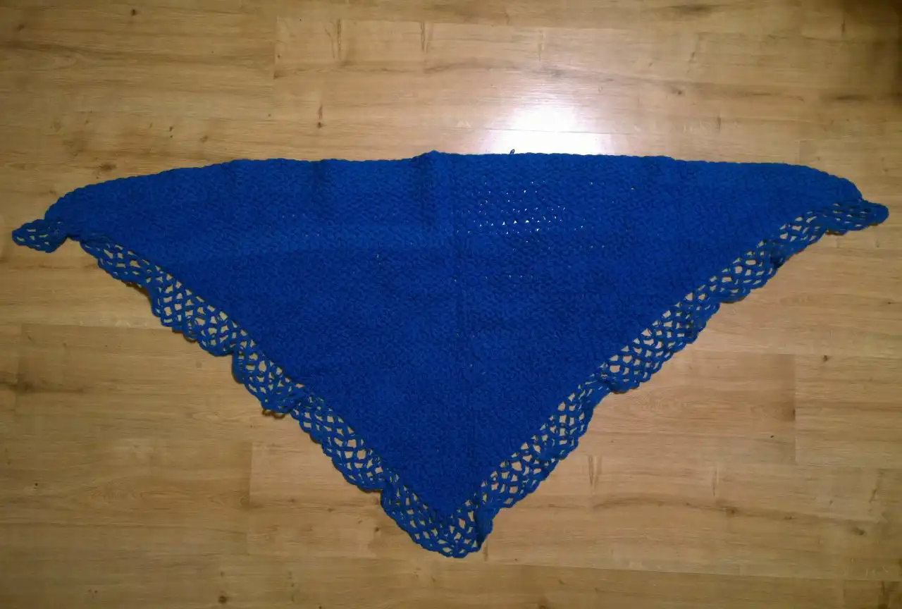 Шаль синяя ручной вязки