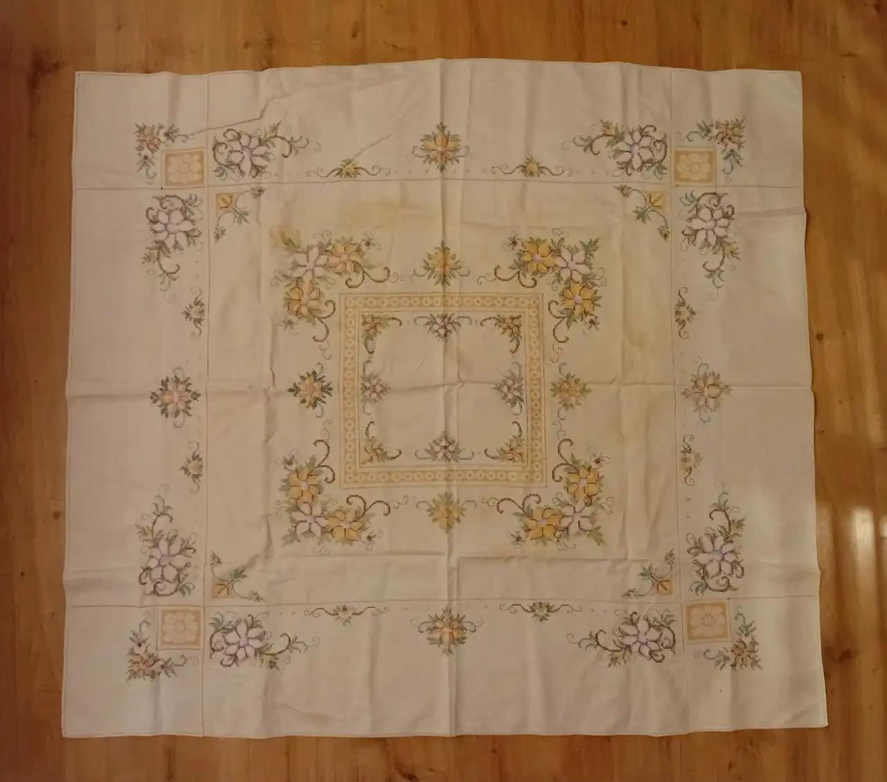 Скатерть из льна с вышивкой крестиком