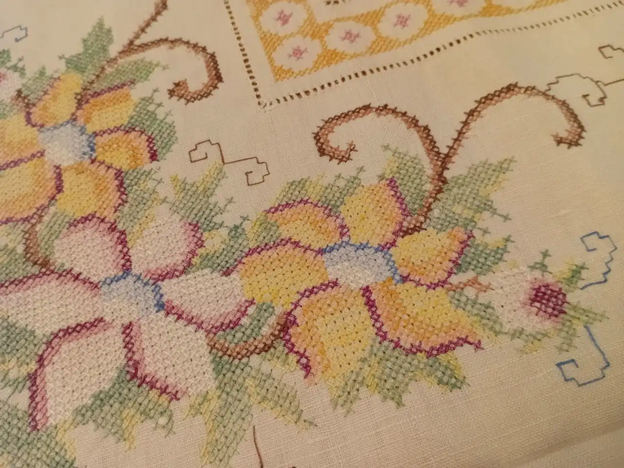 Скатерть из льна с вышивкой крестиком