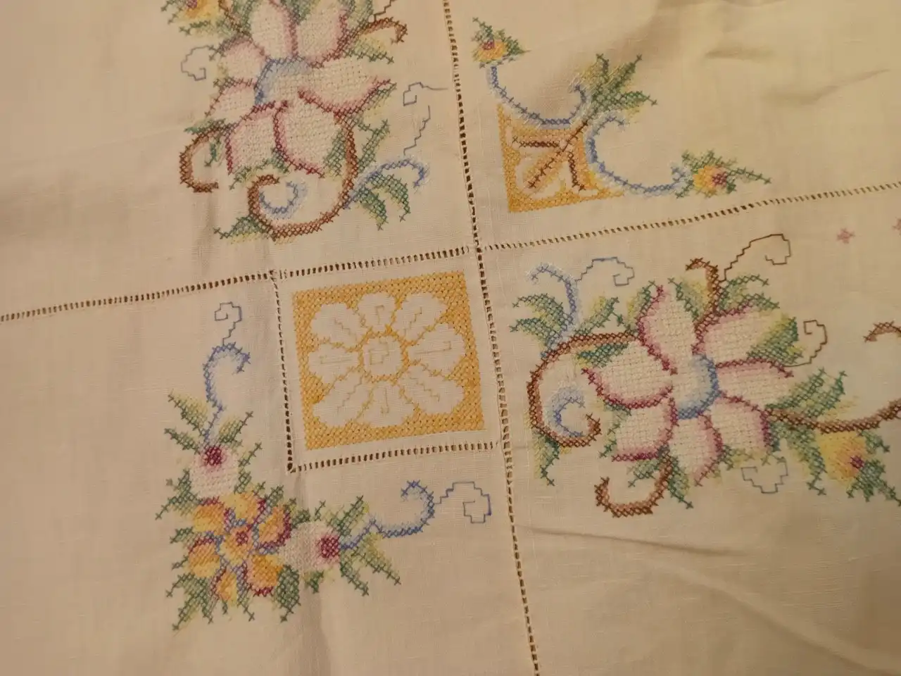 Скатерть из льна с вышивкой крестиком