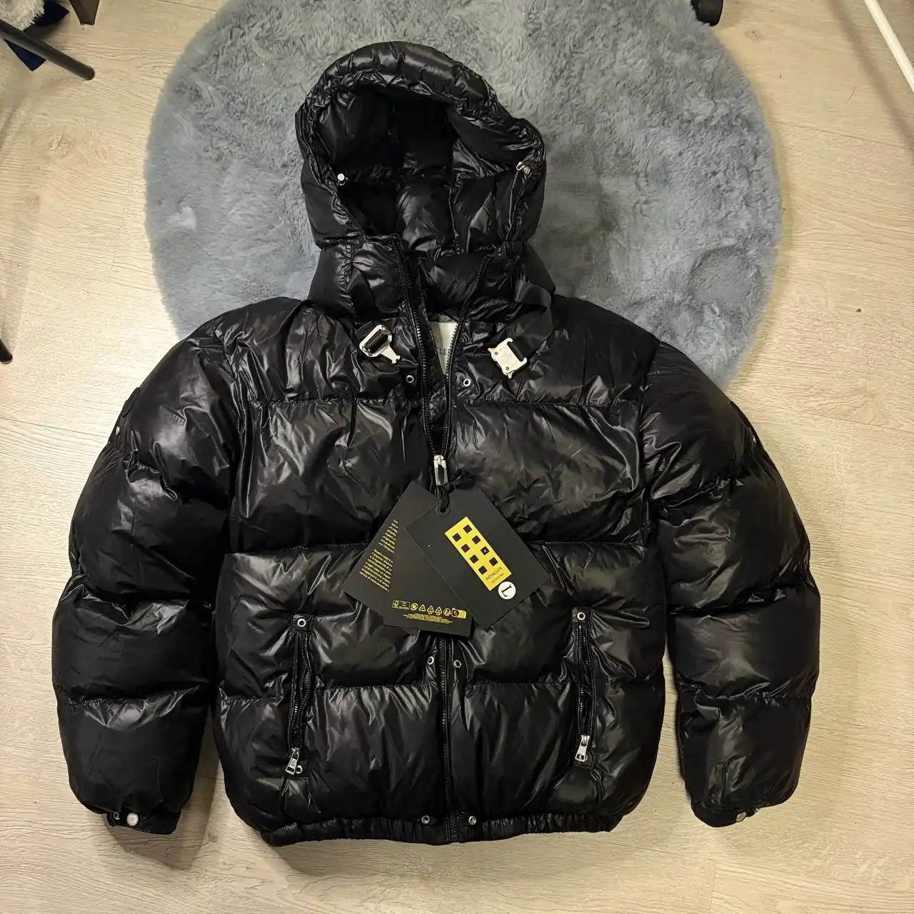 Продам пуховик Moncler Alyx