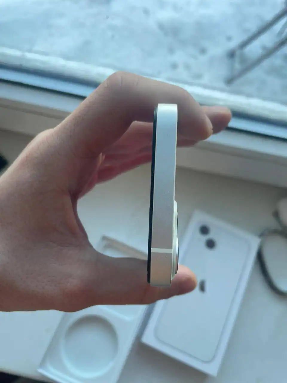 Продам iPhone 13 256 ГБ белый с трещиной на экране