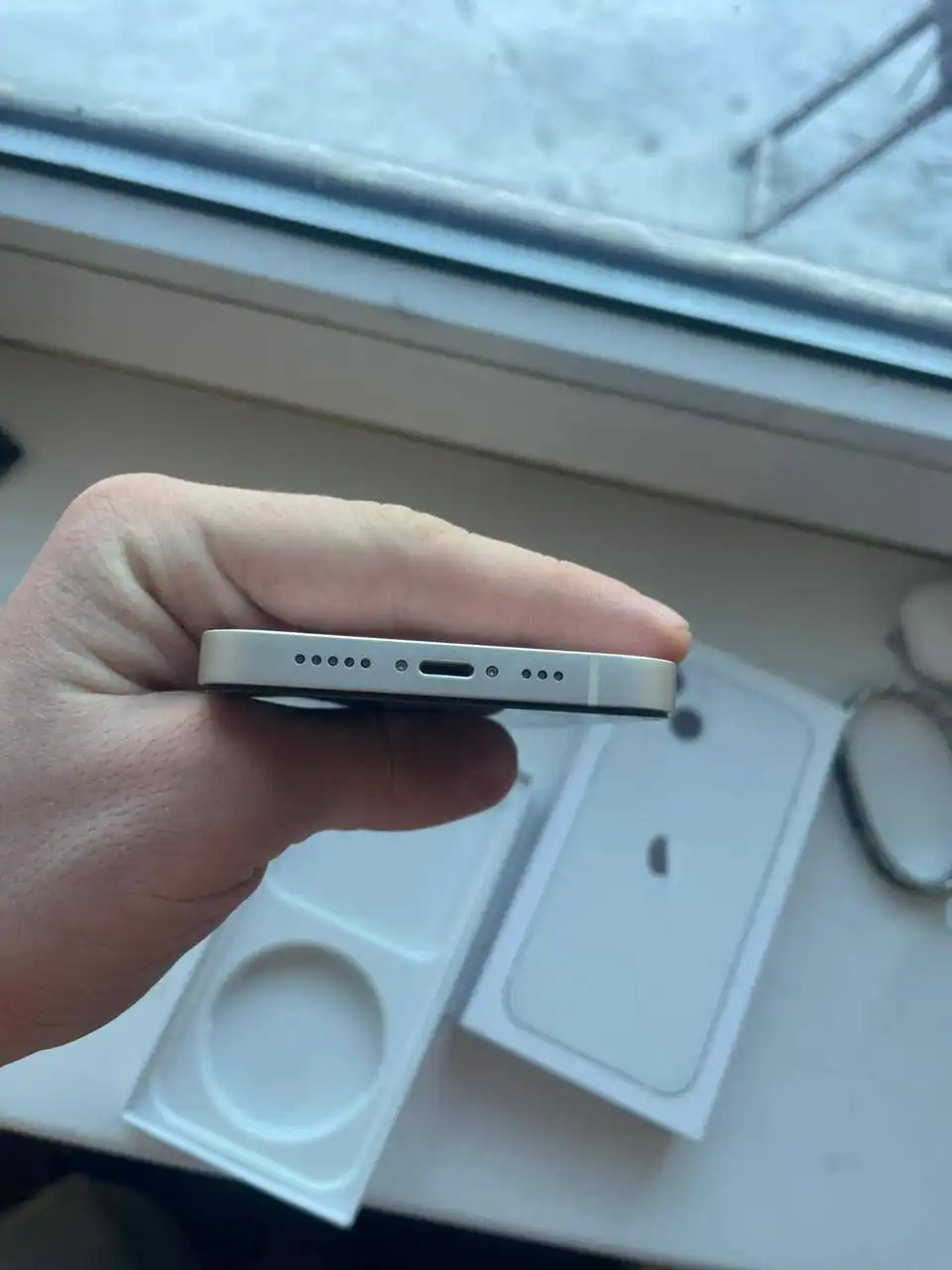 Продам iPhone 13 256 ГБ белый с трещиной на экране