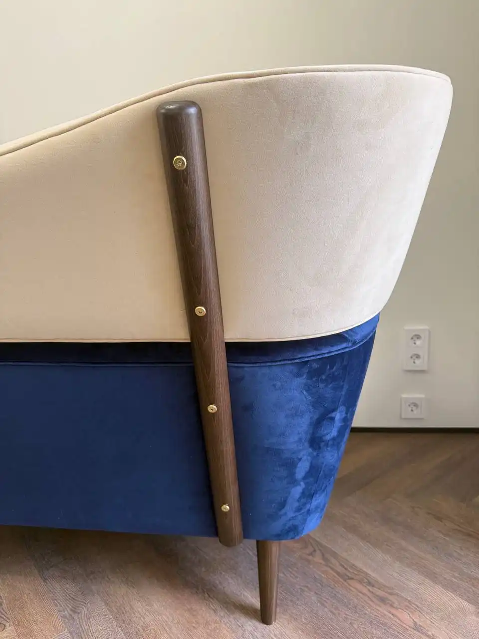 Продажа нового дивана с дубовым низом и итальянским велюром