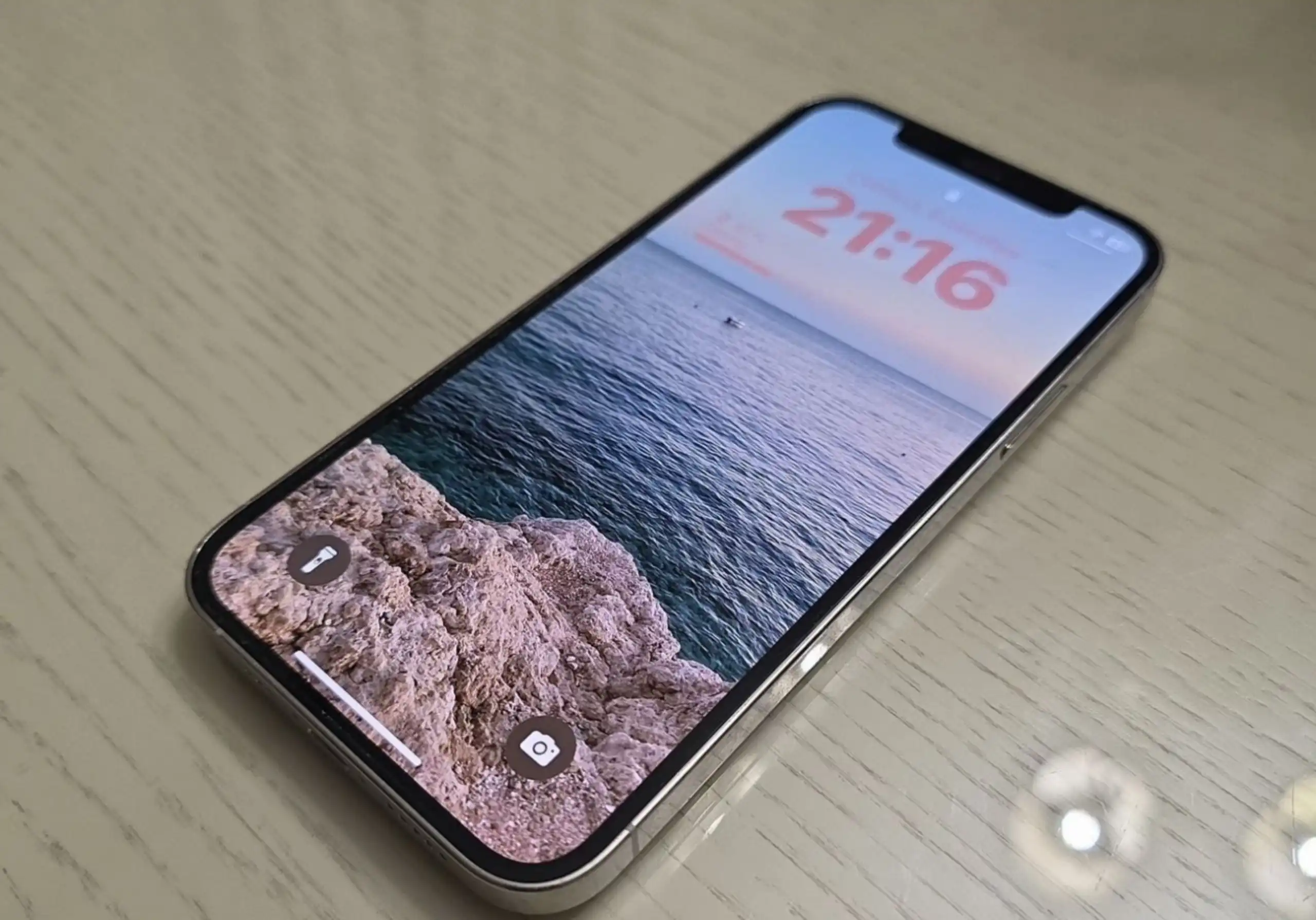 Продажа iPhone 12 в хорошем состоянии с аксессуарами