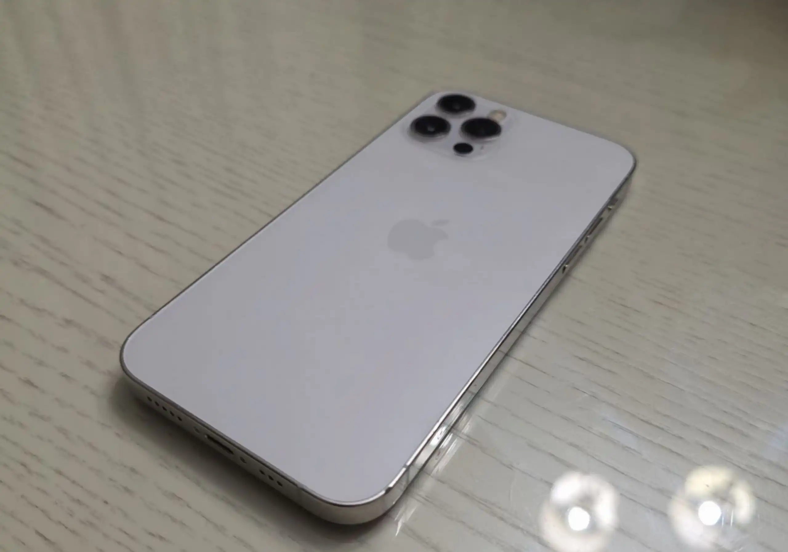 Продажа iPhone 12 в хорошем состоянии с аксессуарами