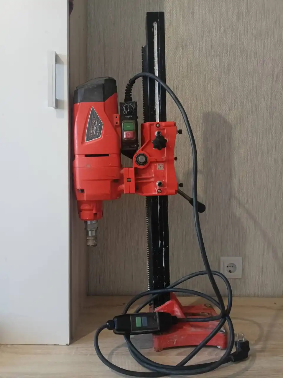 Алмазная установка для бурения стен и перекрытий